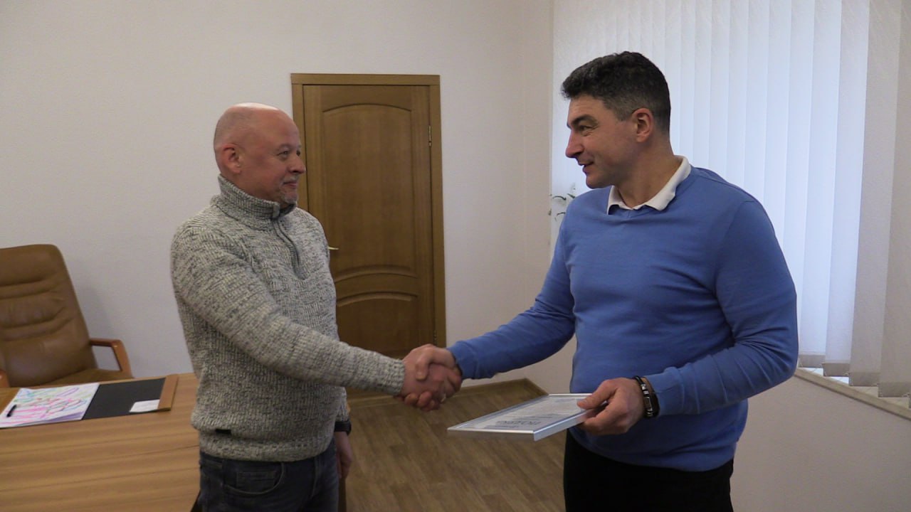 Керівнику «Кременчукгазу» вручили Подяку від волонтерів (ВІДЕО)